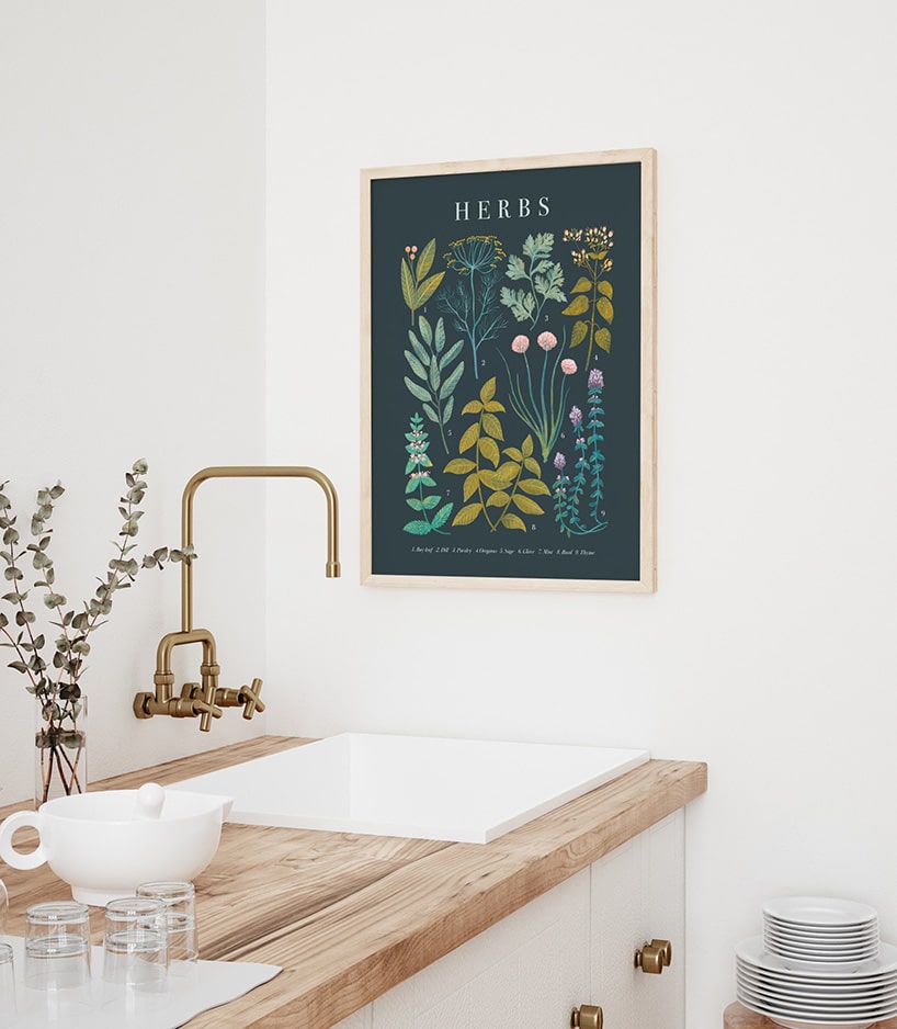 zielonkawy obraz na kremowej ścianie przy kwadratowym kranie w jasnej kuchni z drewnianym blatem