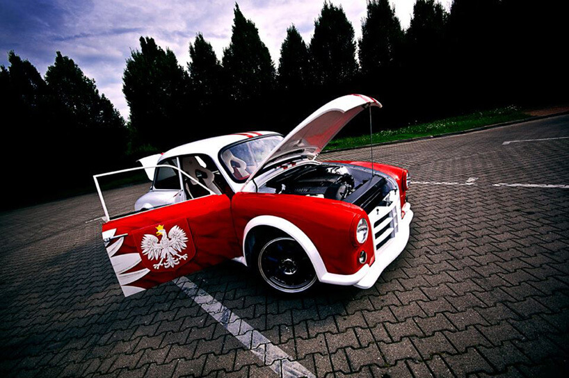 syrena na parkingu