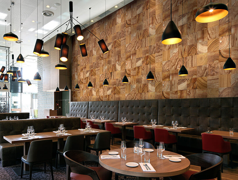restauracja z tapetą imitującą drewno