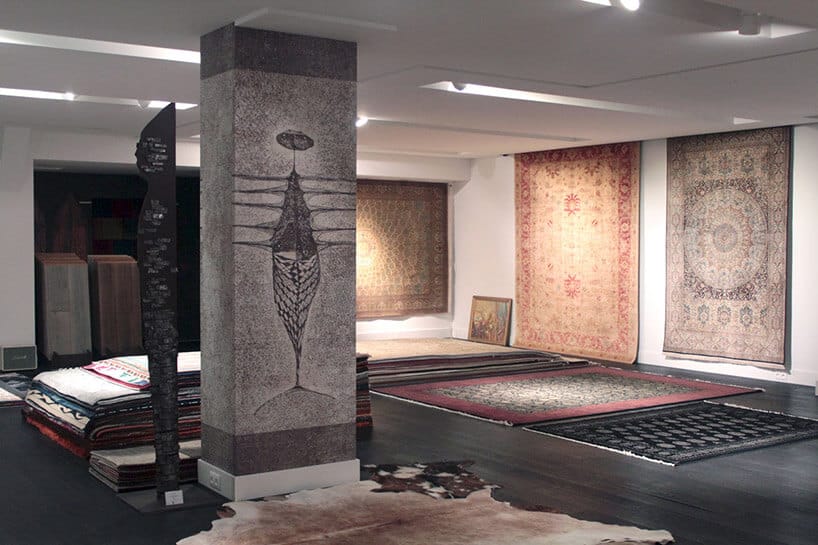 szara tapeta na filarze pomieszczenia z dywanami