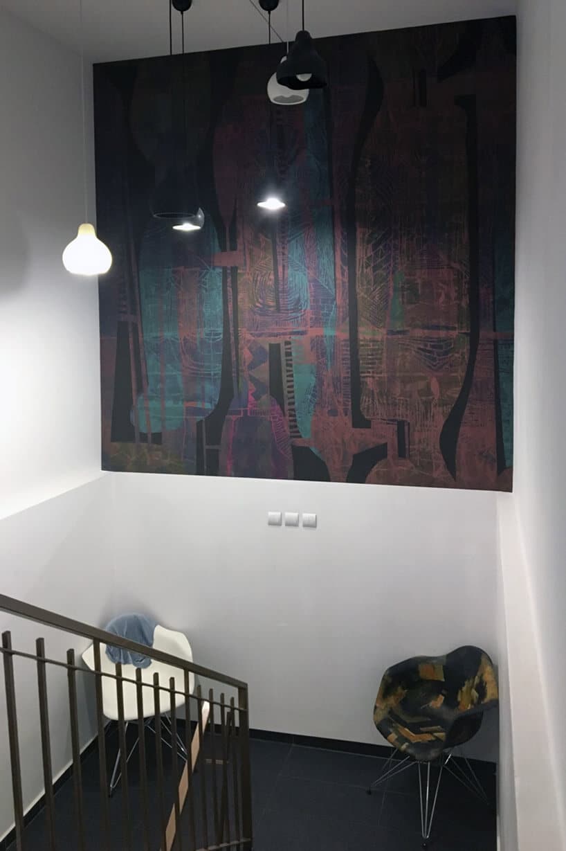 ciemna tapeta wyeksponowana jak obraz