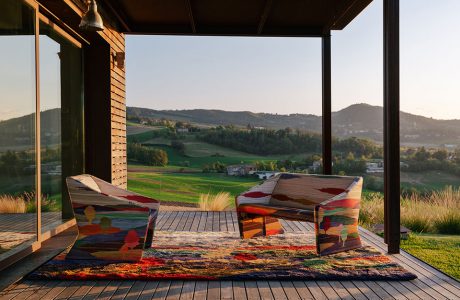 zestaw kolorowych mebli na dywanie z kolekcja Shaded Stripes od Missoni Home na drewnianym tarasie