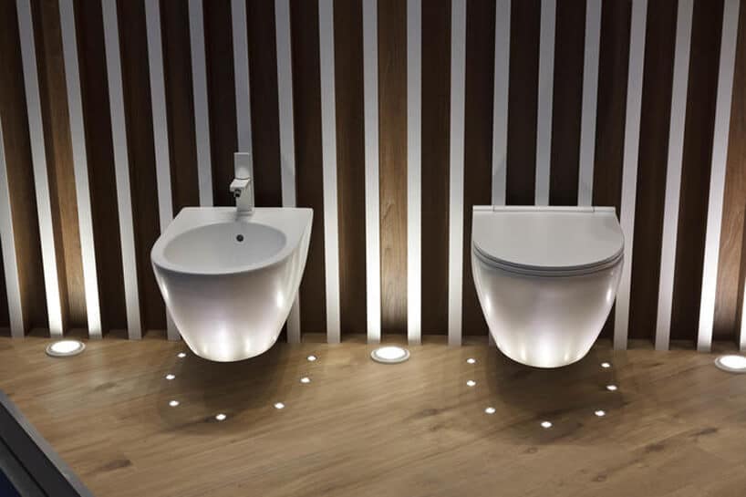 stoisko z aranżacja toalety na Cersaie 2019 z drewnopodobnymi płytkami ceramicznymi