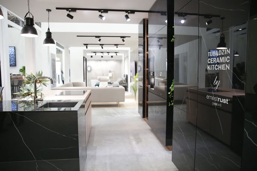 stoisko Tubądzin na Cersaie 2019 z czarnymi i białymi płytkami