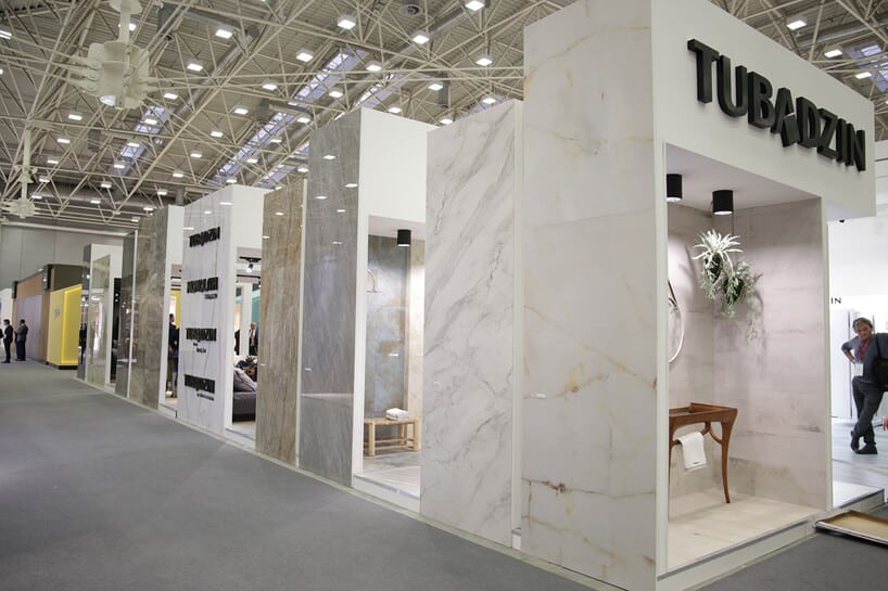 stoisko Tubądzin na targach Cersaie 2019 wysokie prezentacje jasnych płytek z kamiennym motywem