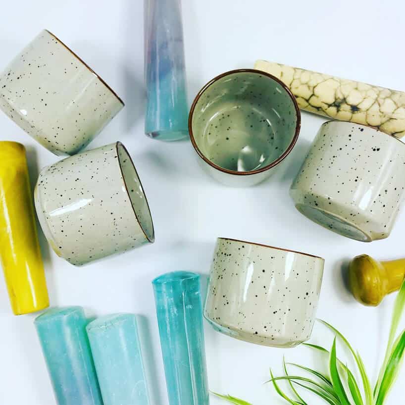 ceramiczne kubki i ceramiczne moździerze w różnych kolorach