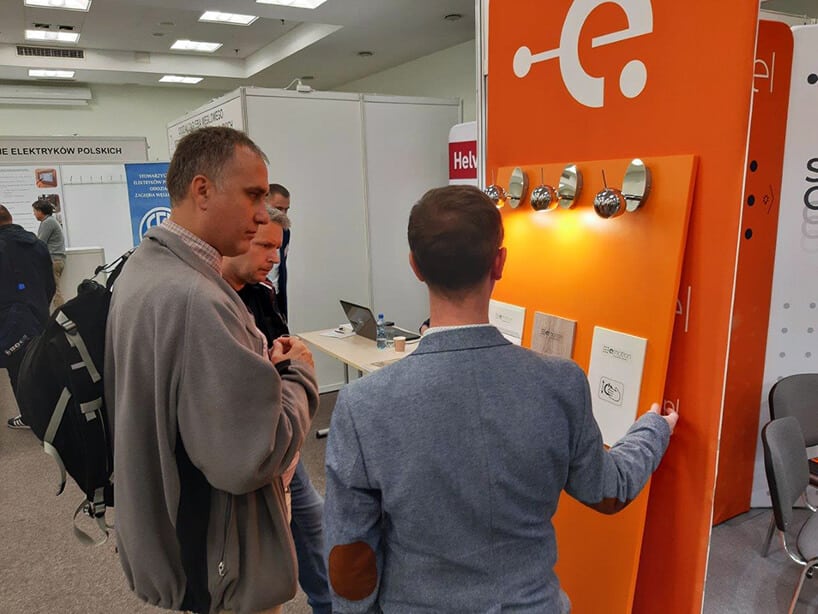 goście przy jednym ze stoisk na LUMENexpo 2019