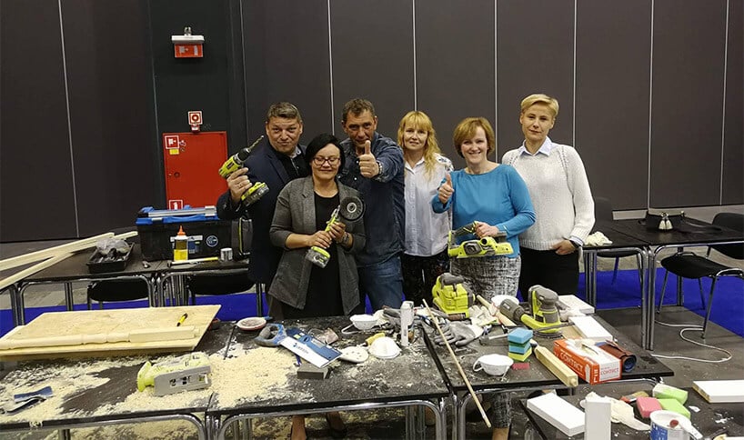 zdjęcie grupowe przy brudnym blacie majsterkowicza