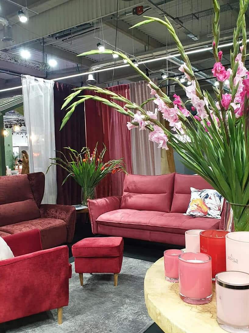 różowa sofa i fotele na stoisku Gala Collezione podczas Warsaw Home 2019