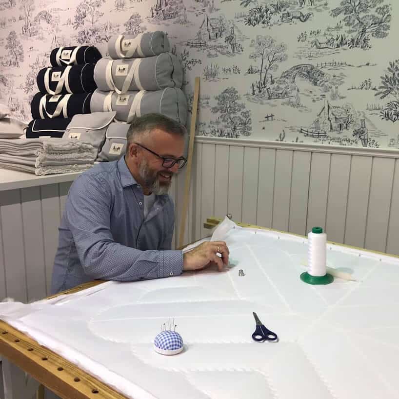 mężczyzna pikujący ręcznie kołdrę na stosiku MyAlpaca podczas Warsaw Home 2019