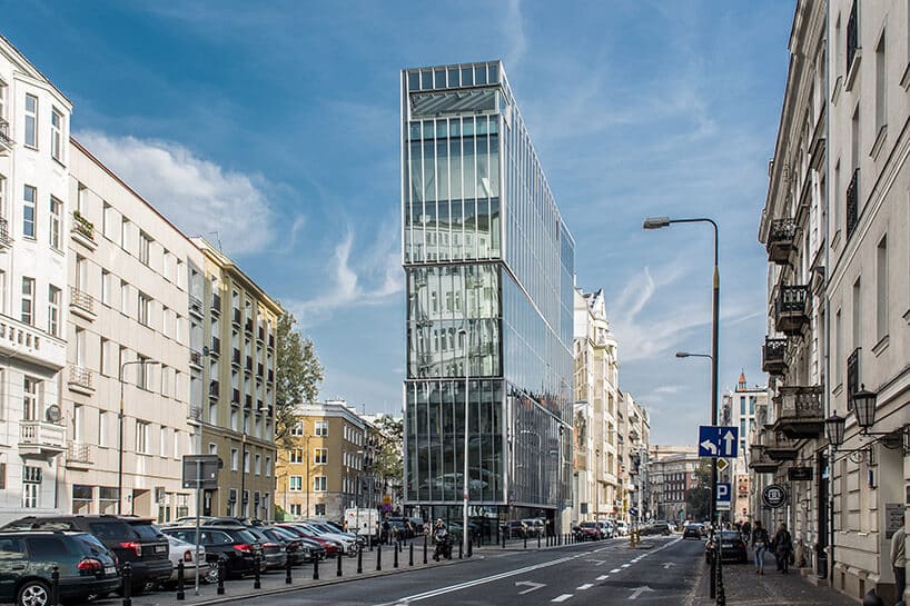 przeszklony podłużny biurowiec w centrum miasya