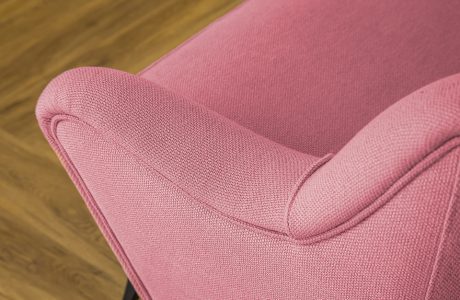 różowe oparcie sofy z bliska materiał obiciowy Italsenso na tle drewnianej podłogi