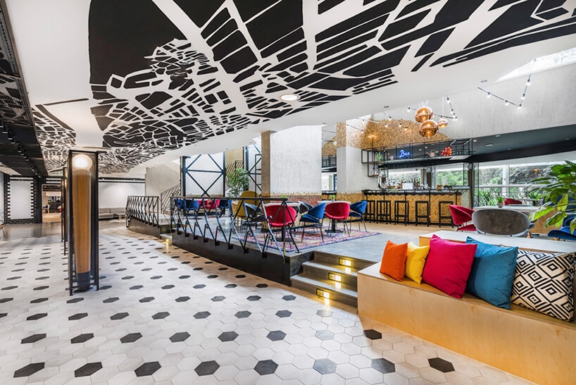 wnętrze hotelu Mercure Budapeszt od Tremend bar na podwyższeniu z kolorowymi krzesłami przy małych stolikach