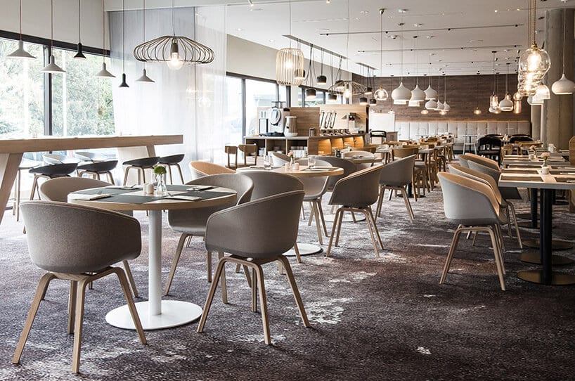 beżowe krzesła i białe stoliki w eleganckiej restauracji