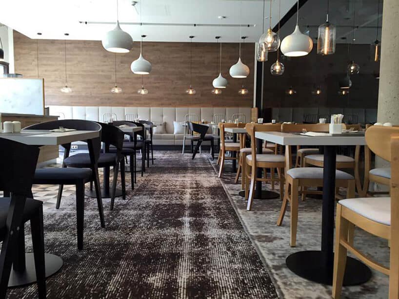 brązowe i czarne krzesła białe stoły w restauracji