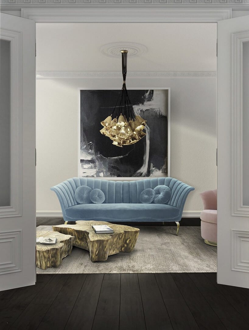 niebieska sofa na tle dużego czarno-białego obrazu
