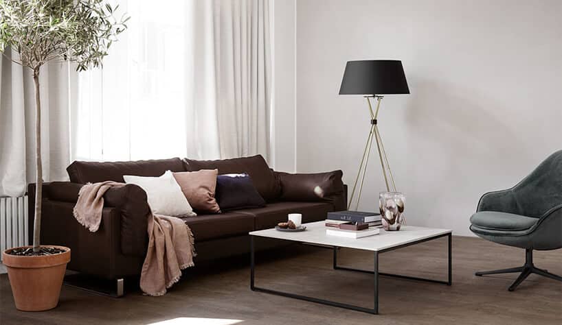 brązowa sofa w białym wnętrzu