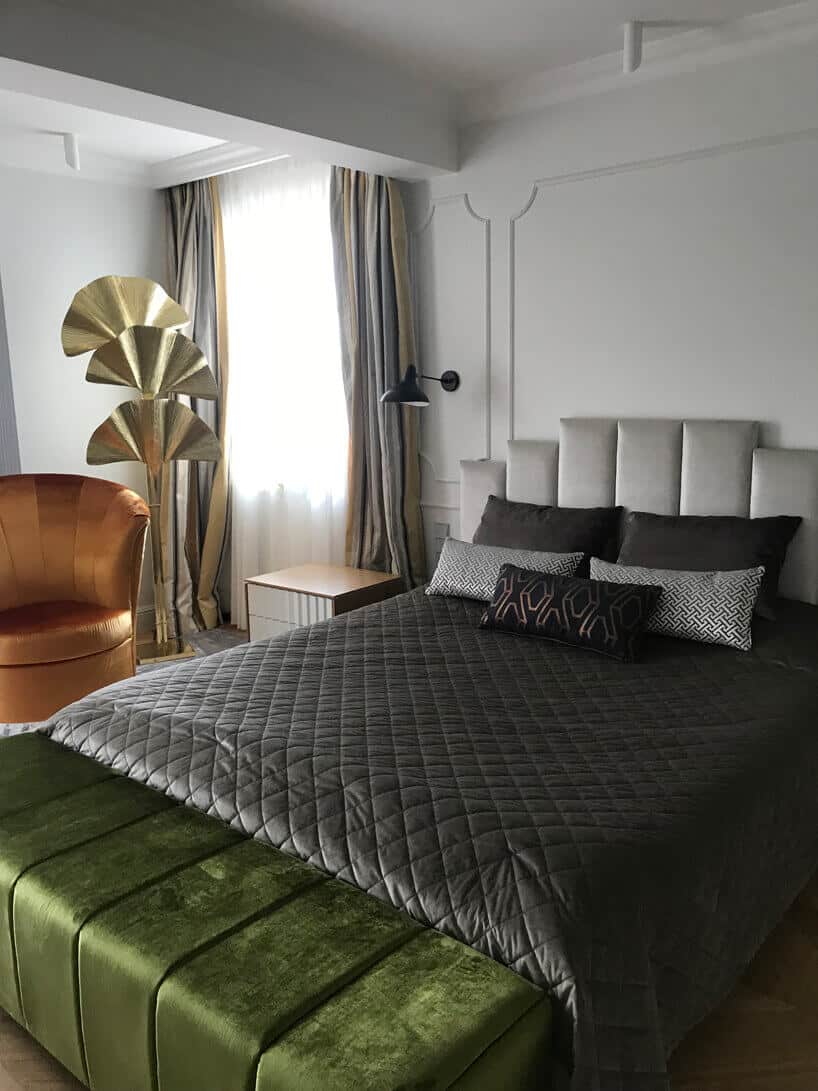 łóżko małżeńskie zielony podnóżek pomarańczowy fotel