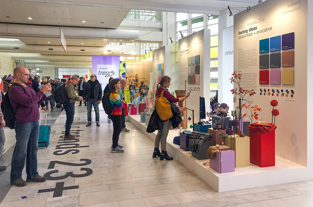 Trendy wnętrzarskie 2023 – formy i kolory prosto z targów