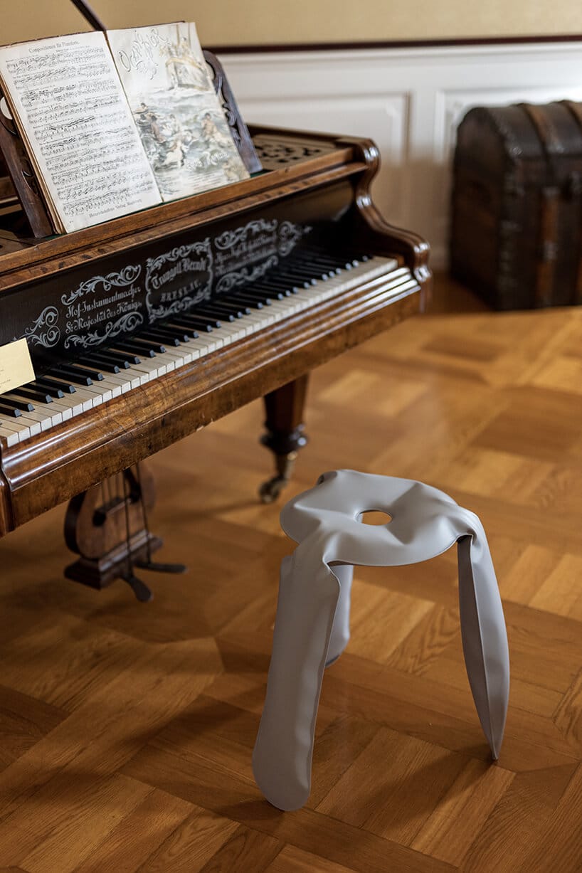 nowy design taboretu do fortepianu z ciemnego drewna