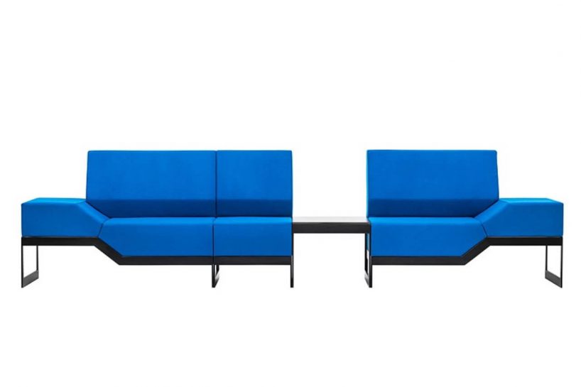 niebieska modułowa sofa ze stolikiem od VANK