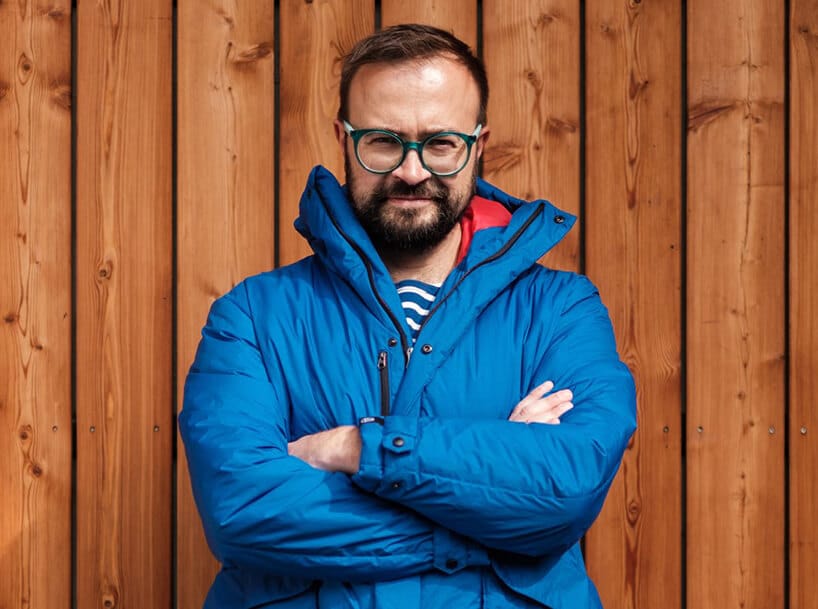 zdjęcie Jakuba Sczęsnego w niebieskiej kurtce zimowej
