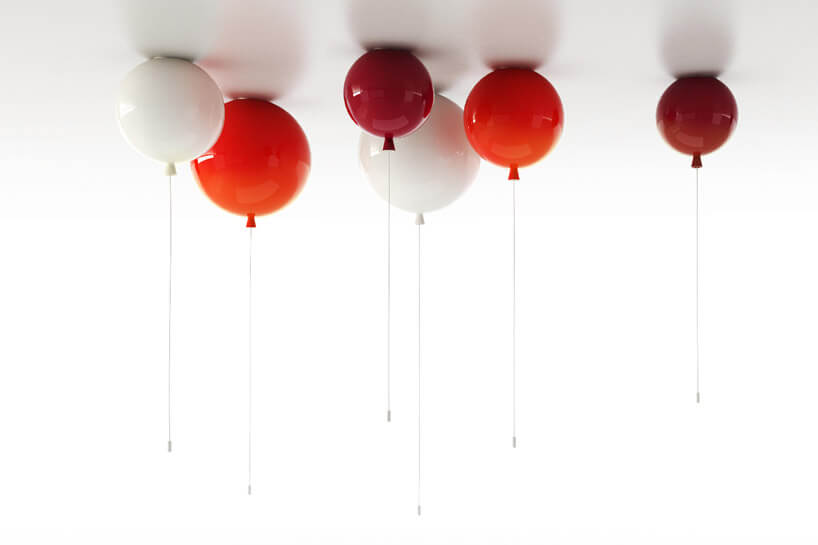 białe i czerwone balony dotykające białego sufitu