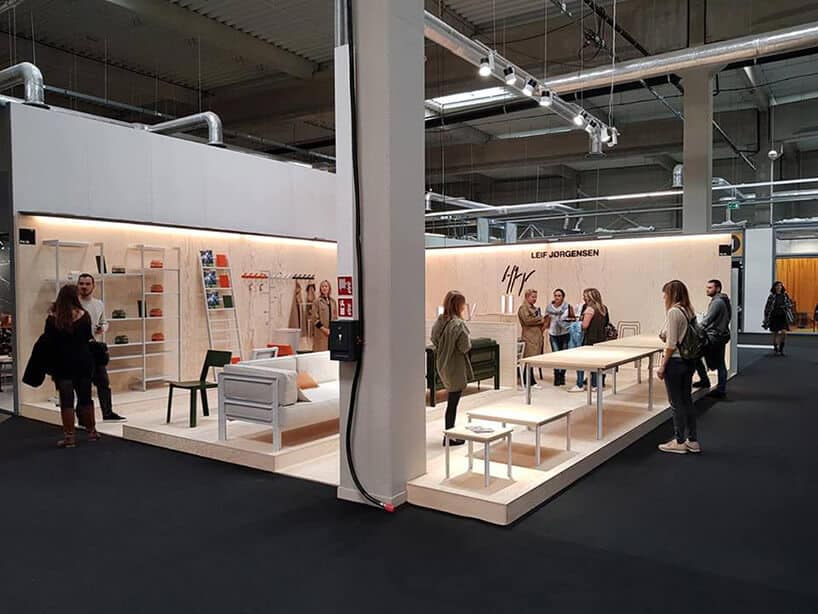 ludzie na białym stoisku podczas Warsaw Home 2018