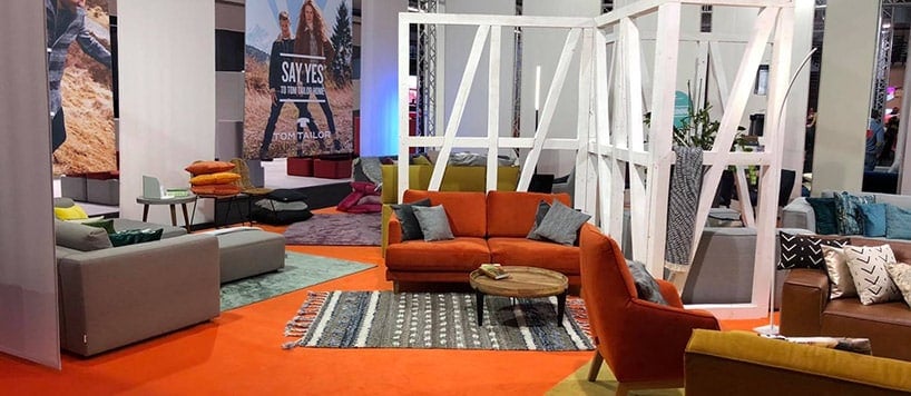 stoisko z meblami Tom Tailor z pomarańczową wykładziną na Warsaw Home 2018