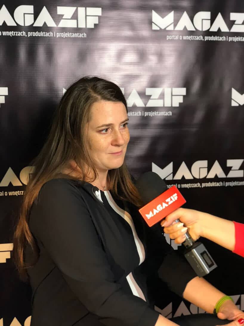 kobieta z długimi włosami podczas wywiadu dla MAGAZIFF
