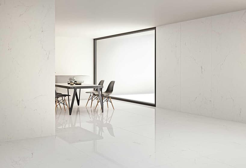 eleganckie białe wnętrze z płytkami Grande od Marazzi