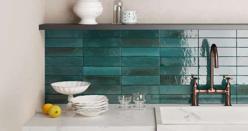 mały murek na ścianie w kuchni z zielonych płytek Lume Blue Lux od Marazzi