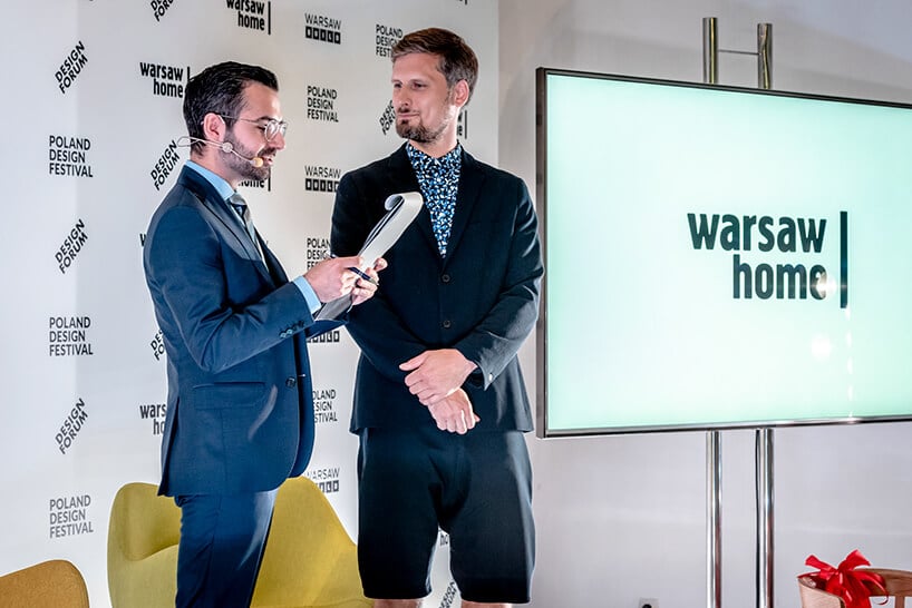 dwóch mężczyzn w garniturach na scenie konferencji prasowej warsaw home 2019