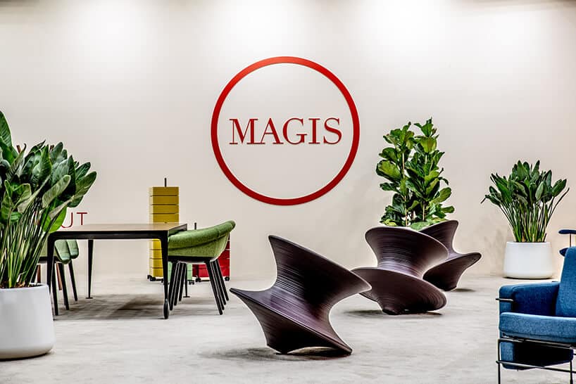 stoisko Magis na Warsaw Home 2019 elegancki stół z czterem zielonymi krzesłami z niskim oparciem
