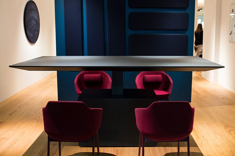 elegancki czarny stół z czterema bordowymi krzesłami na stoisku MDD podczas Warsaw Home 2019