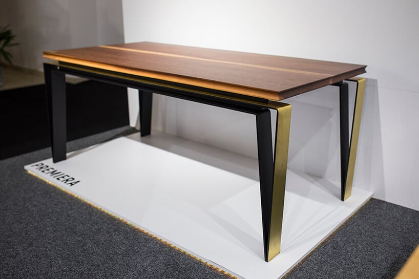 wyjątkowy stół z drewnianym blatem postawiony na nogach z giętego metalu na stoisku Craft podczas Warsaw Home 2019