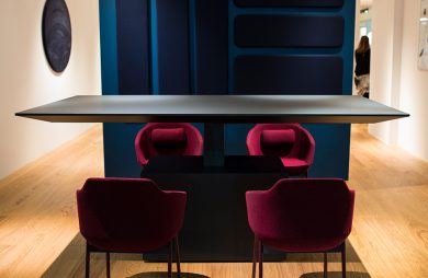 elegancki czarny stół z czterema bordowymi krzesłami na stoisku MDD podczas Warsaw Home 2019