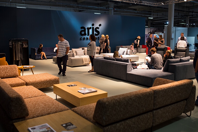 odwiedzający na stoisku ARIS CONCEPT podczas Warsaw Home 2019 wyjątkowe sofy i stoliki