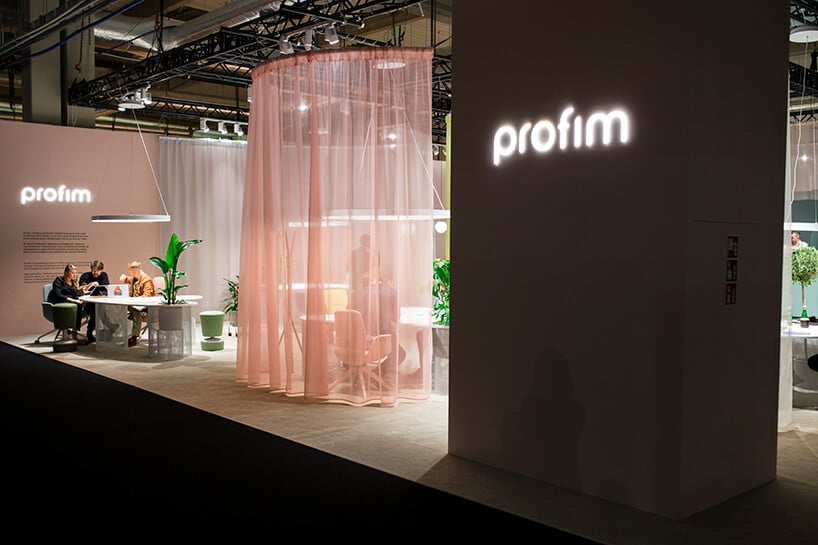 eleganckie stoisk PROFIM i Grupy Flokk podczas Warsaw Home 2019 odzielone delikatnymi kolorowymi firankami
