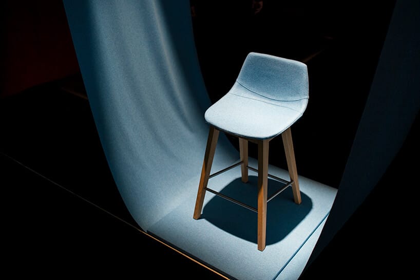 wyjątkowa prezentacja niebieskiego krzesła z niskim oparciem na stoisku CLAUDIE podczas Warsaw Home 2019