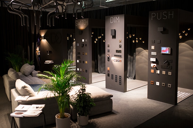 czarne stoisko Produkt Design na Warsaw Home 2019 z wyjątkowym oświetleniem i osprzętem elektrycznym