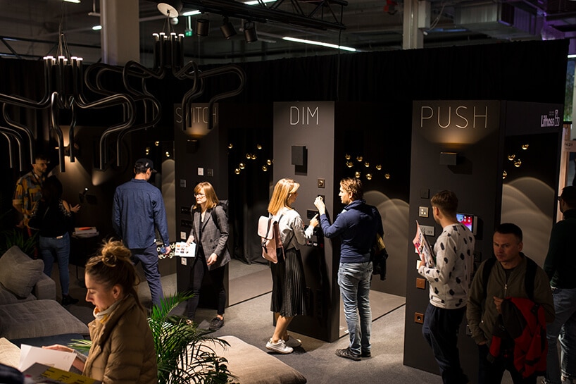 odwiedzający czarne stoisko Produkt Design na Warsaw Home 2019