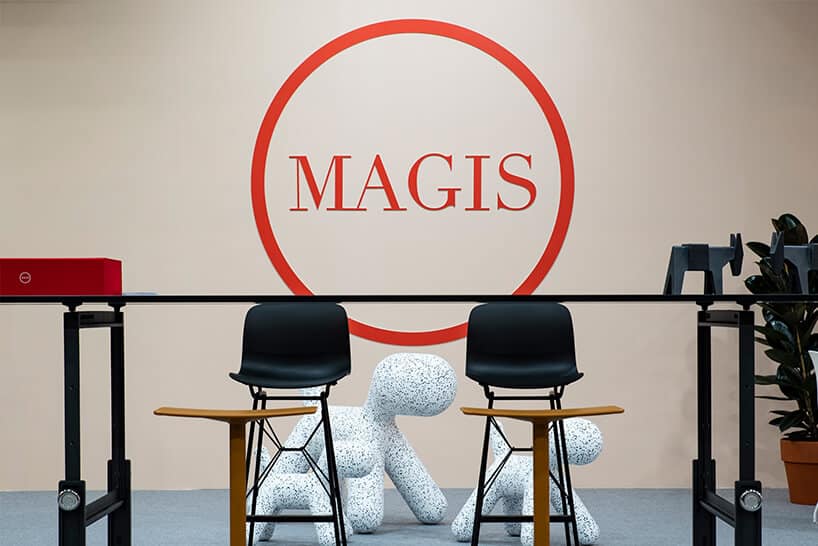 dwa czarne wysokie krzesła na tle białych siedzisk w kropki w kształcie psów na stoisku Magis podczas Warsaw Home 2018