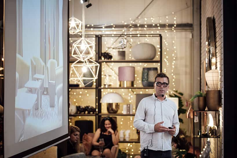 mężczyzna w białej koszuli podczas prezentacji na Wieczorze Architektów