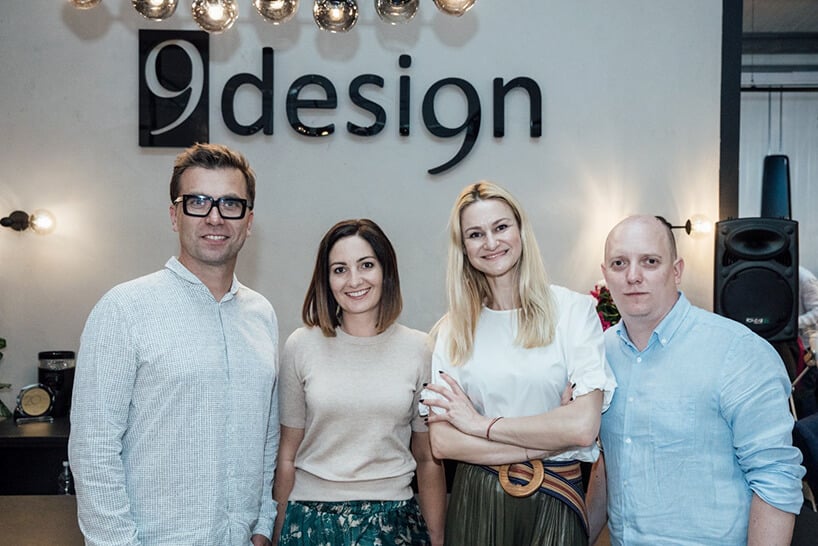 dwie kobiety i dwóch mężczyzn na tle logo 9design