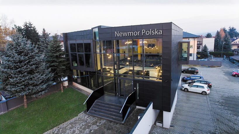 zdjęcie czarnego budynku Newmor Polska