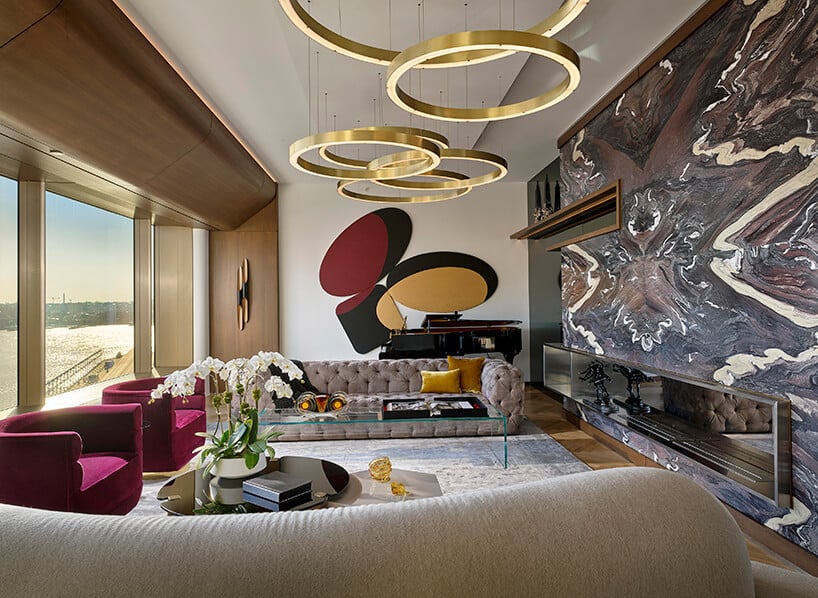 elegancki salon z wzorzystą ścianą i wyjątkowymi złotymi lampami w kształcie nachodzących okręgów