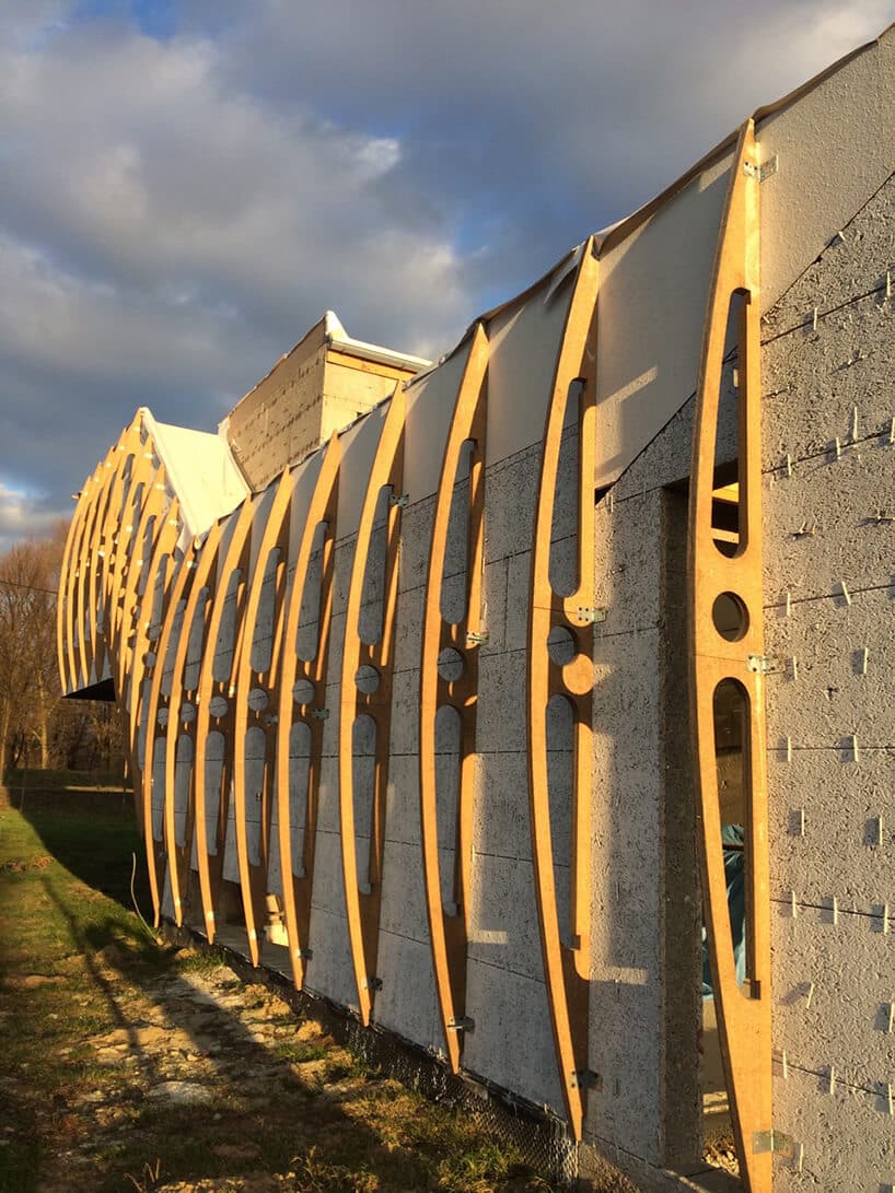 Wormhouse Dom robak projektu Piotra Kuczia drewniane profile na zewnętrznej ścianie budynku
