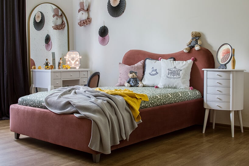 Łóżko tapicerowane Mimi; stolik nocny Cylinder; toaletka Matylda Kids, lusterko Balonik (Novelle Home Couture); zabawki, tekstylia i lampka od polskich producentów (Bimbus Exclusive); poduszki z haftem (Maja Laptos Studio), lustro Portal Vintage (Giera Design).