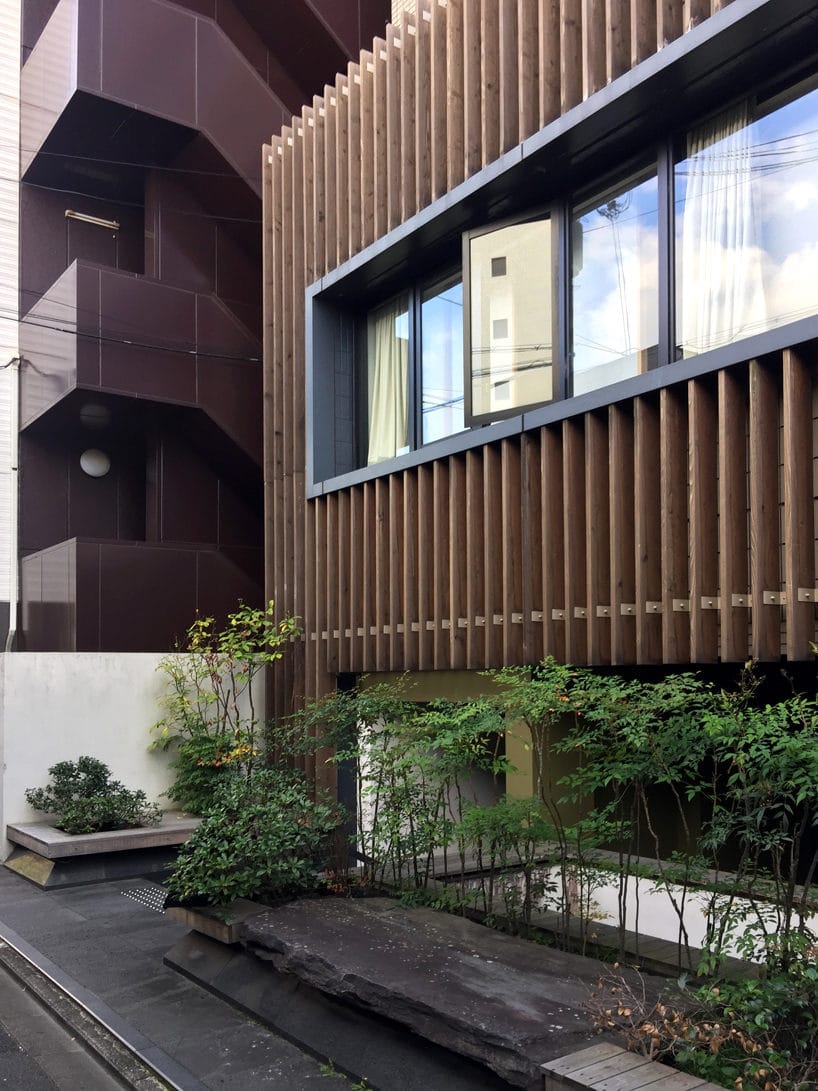 budynek w jednym z japońskich miast z wyjątkowym drewnianym wykończeniem